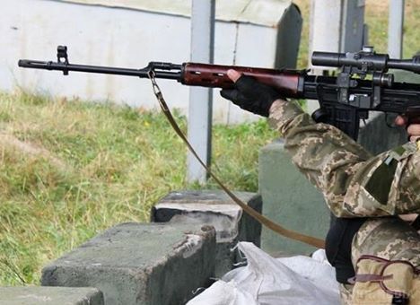 Штаб: у Донецька "працював" снайпер. За даними штабу, обстановка в зоні бойових дій залишається складною і неспокійною. 