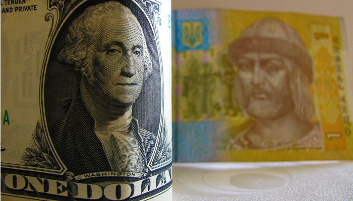 НБУ продовжує ослаблювати національну валюта. НБУ опустив офіційний курс гривні до долара ще на 33 копійки. Євро подорожчало на 19 копійок.