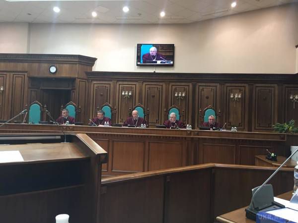 Конституційний суд приступив до розгляду "мовного" закону Ківалова-Колесніченко. Під стінами КСУ проходить мітинг активістів "Свободи", вимагають визнати закон неконституційним.