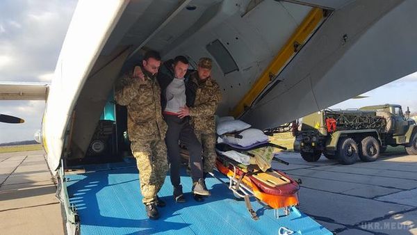 В Одесу доставили тринадцять поранених бійців (фото).  В Одесу сьогодні доставили 13 бійців, поранених в зоні бойових дій на Донбасі.