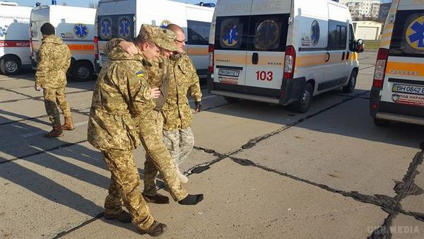 В Одесу доставили тринадцять поранених бійців (фото).  В Одесу сьогодні доставили 13 бійців, поранених в зоні бойових дій на Донбасі.
