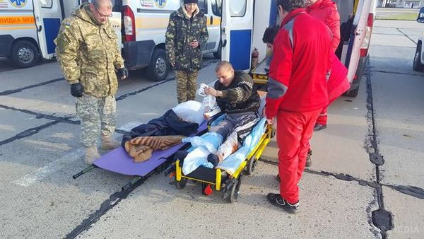 В Одесу доставили тринадцять поранених бійців (фото).  В Одесу сьогодні доставили 13 бійців, поранених в зоні бойових дій на Донбасі.