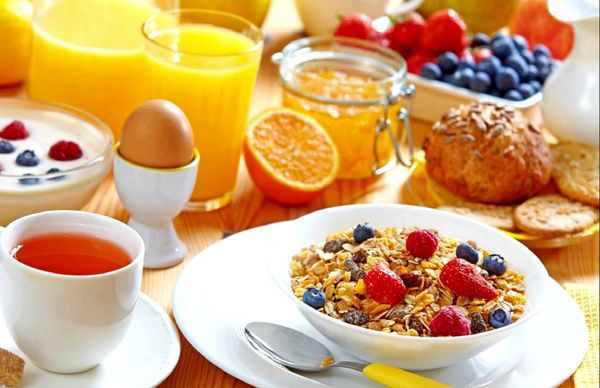 5 правил корисного сніданку. Існує думка, що сніданок повинен бути самим ситним або починатися з пластівців. Однак деякі страви і продукти, які багато хто вважає самими корисними для вживання вранці, несуть лише шкоду.