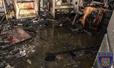 Торговий центр в Одесі підпалили "коктейлями Молотова"(фото). В Одесі цієї ночі від "коктейлів Молотова" загорівся торговий центр.