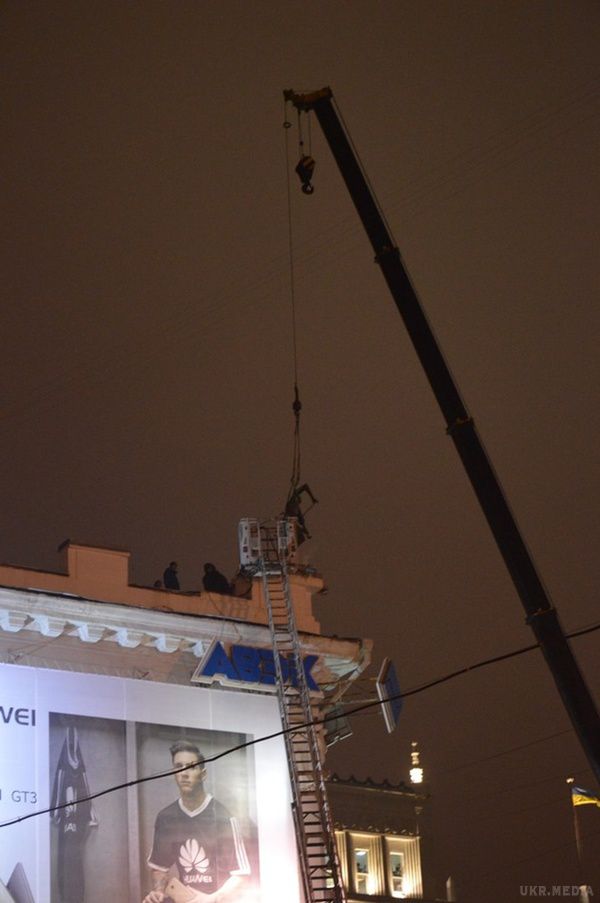 Догрався: куди пропав скрипаль, який був на даху (фото). Фігуру скрипаля, який стояв на даху будинку на площі Конституції, демонтували вчора ввечері за допомогою крана.