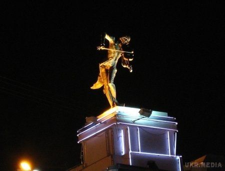 Догрався: куди пропав скрипаль, який був на даху (фото). Фігуру скрипаля, який стояв на даху будинку на площі Конституції, демонтували вчора ввечері за допомогою крана.