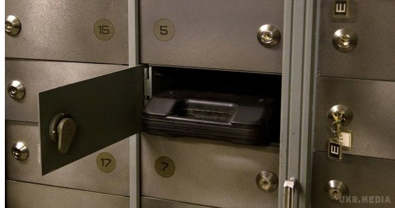 Продовжують зникати гроші: у Києві обчистили нові депозитні комірки. У четвер, 17 листопада, стало відомо про нові крадіжках з депозитних осередків IBOX-bank у Дніпровському районі Києва.