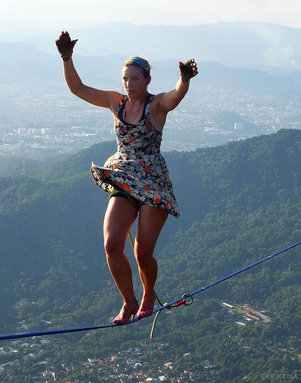 Дівчина пройшла по канату, натягнутому на висоті 840 метрів над рівнем моря.  При цьому спортсменка була взута в рожеві туфлі на підборах.
