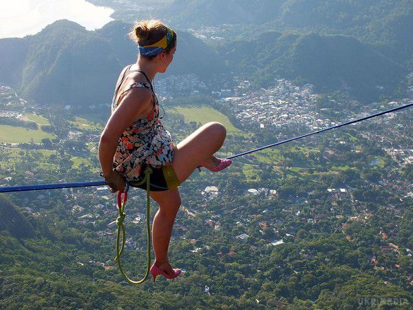 Дівчина пройшла по канату, натягнутому на висоті 840 метрів над рівнем моря.  При цьому спортсменка була взута в рожеві туфлі на підборах.