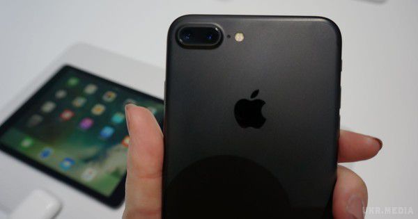 Користувачі iPhone 7 скаржаться на тендітну кнопку Home. Користувачі нових гаджетів від Apple iPhone 7 і iPhone 7 Plus звертають увагу громадськості на те, що нова кнопка Home, яка виконана з крихкого матеріалу, часто розбивається.