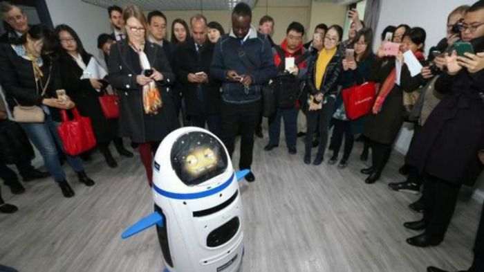У Китаї робот напав на людину. Початок повстання машин проти людства.