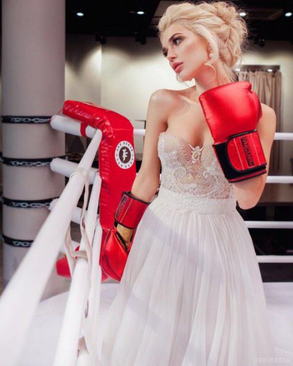 Еріка Герцег позувала на рингу у весільній сукні (фото). Учасниця популярної української групи " ВІА Гра Еріка Герцег взяла участь у незвичайній фотосесії.