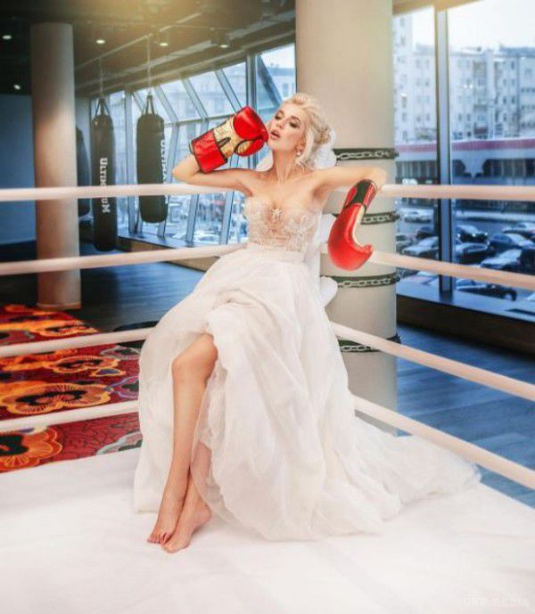 Еріка Герцег позувала на рингу у весільній сукні (фото). Учасниця популярної української групи " ВІА Гра Еріка Герцег взяла участь у незвичайній фотосесії.