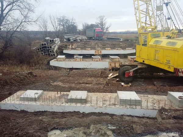 З'явилися фото будівництва нових мостів на Донбасі. Фотографії реконструкції мостів в Донецькій області, які були знищені в ході бойових дій в 2014 році.