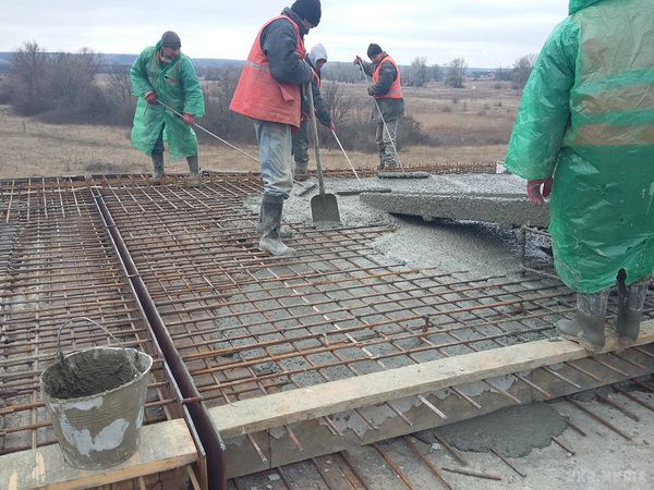 З'явилися фото будівництва нових мостів на Донбасі. Фотографії реконструкції мостів в Донецькій області, які були знищені в ході бойових дій в 2014 році.