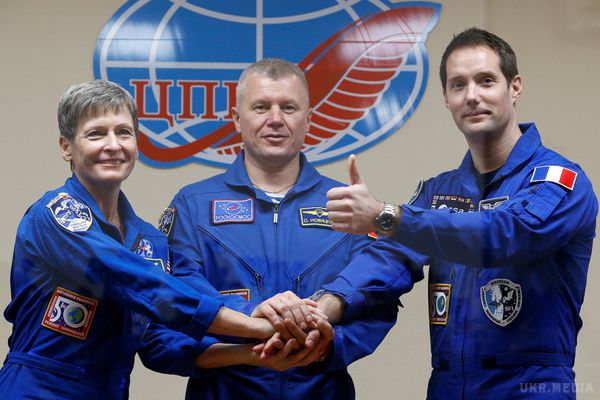Американка стала найстаршою жінкою-космонавтом всіх часів (Фото). Днями був зафіксований унікальний рекорд: найстарішою в історії жінкою-космонавтом стала 57-річна американка Пеггі Уїтсон, яка днями вилетіла на третю місію з Мкс космодрому Байконур.