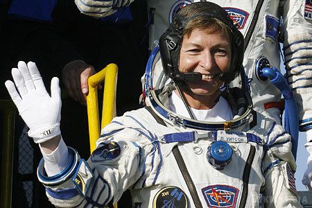 Американка стала найстаршою жінкою-космонавтом всіх часів (Фото). Днями був зафіксований унікальний рекорд: найстарішою в історії жінкою-космонавтом стала 57-річна американка Пеггі Уїтсон, яка днями вилетіла на третю місію з Мкс космодрому Байконур.
