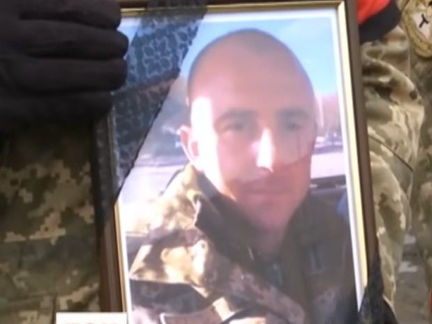 Йому було 36: У Житомирі провели провели в останню путь Героя, який загинув під авдіївською промзоною (відео). Військовий віддав життя, аби захистити своїх підлеглих – молодих солдат.