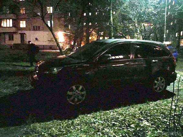 У Києві завдяки інтернету знайшли викрадений автомобіль. Перехожі помітили машину в одному з дворів.
