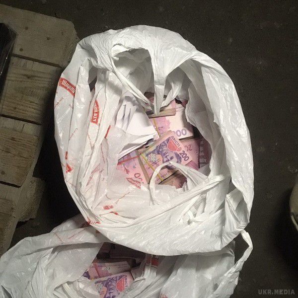 На Донбасі у зоні АТО затримали контрабанду на понад два мільйони. Співробітники СБУ вилучили у районі проведення антитерористичної операції нелегальні товари та готівку на загальну суму 2,2 мільйона гривень, 