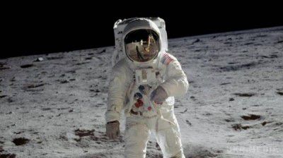 40 років NASA приховувала одну з таємниць Місяця. Кен Джонстон, який раніше очолював у NASA фото-службу місячної лабораторії, анонсував розкриття «страшної» таємниці, пов'язаної з посадкою американського космічного апарату на Місяці.
