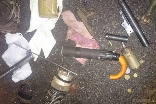 Поліцейські затримали під Києвом чоловіка, який зробив з парасольки пістолет. В смт Коцюбинському поліцейські затримали 35-річного чоловіка, який намагався заховати в лісі автомобіль зі зброєю