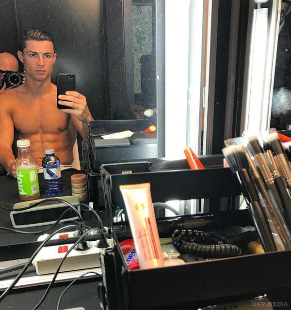 Кріштіану Роналду зізнався: «Так, я гей, але зате у мене повно грошей». Як повідомляють західні ЗМІ, футболіст Кріштіану Роналду (Cristiano Ronaldo) відкрито зізнався в нетрадиційній сексуальній орієнтації.