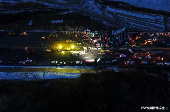 У Китаї: зіштовхнулося 56 авто, 17 загиблих. У китайській провінції Шаньсі сталася масова ДТП за участю 56 автомобілів, в результаті чого загинули щонайменше 17 осіб, пише espreso