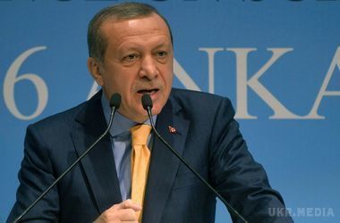 Ердоган зробив несподівану заяву на адресу Клінтон. Ердоган заявив, що організація опозиційного ісламського проповідника Фетхуллаха Гюлена надала суттєву фінансову підтримку президентської кампанії кандидата від Демократів Хілларі Клінтон.