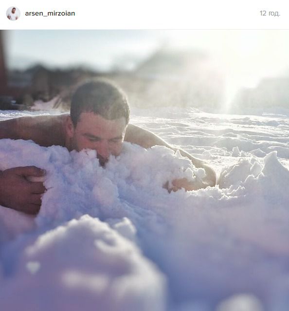 Чоловік Тоні Матвієнко сфотографувався в стилі "ню" (фото). Арсен Мірзоян в соціальній мережі Інстаграм продемонстрував, що зовсім не боїться холоду і морозів.