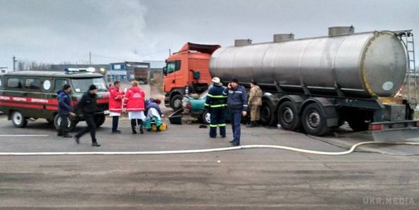 Під Миколаєвом авто з військовими врізалося у бензовоз: загинули троє бійців. Троє військовослужбовців загинули в результаті ДТП під Миколаєвом - автомобіль з бійцями врізався в бензовоз.