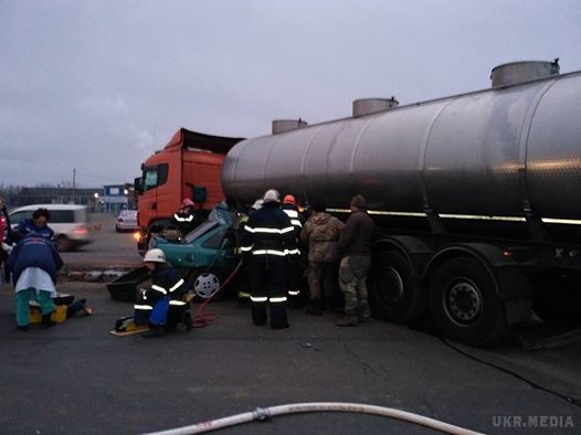 Під Миколаєвом авто з військовими врізалося у бензовоз: загинули троє бійців. Троє військовослужбовців загинули в результаті ДТП під Миколаєвом - автомобіль з бійцями врізався в бензовоз.