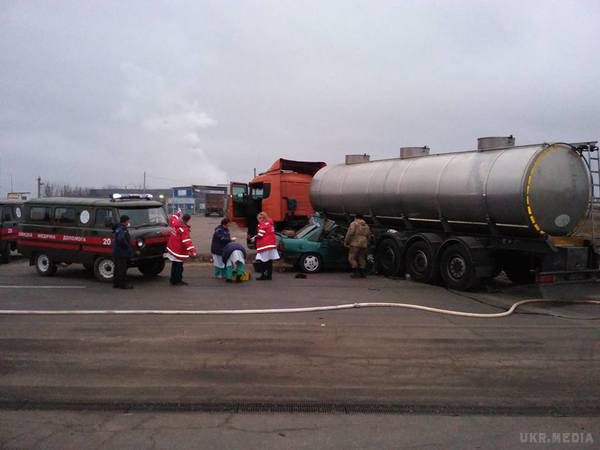 Під Миколаєвом авто з військовими врізалося у бензовоз: загинули троє бійців. Троє військовослужбовців загинули в результаті ДТП під Миколаєвом - автомобіль з бійцями врізався в бензовоз.