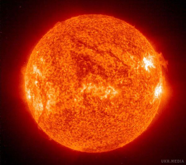 NASA розкрив секрет «феномена червоточини» на знімку Сонця. Науково-дослідний центр NASA розкрив секрет «феномена червоточини» на знімку Сонця. Раніше вчені заявили, що в зірці знаходиться якась діра.