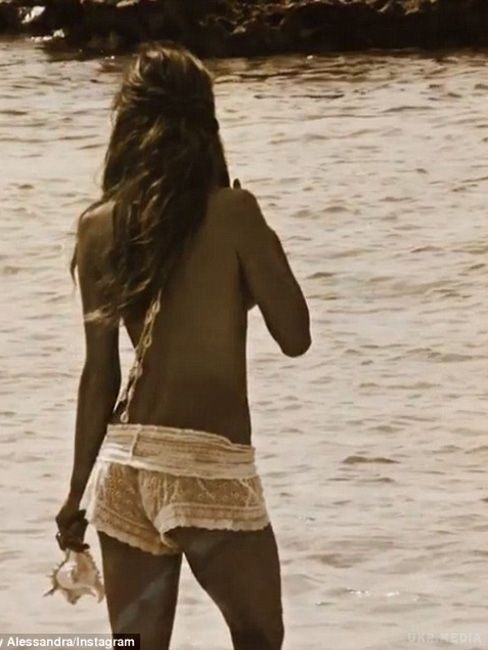 Бразильська модель особисто прорекламувала свої купальники (фото). Бразильська супермодель і прекрасний ангел Victoria's Secret  Алессандра Амбросіо знялась в  еротичному фотосеті.  