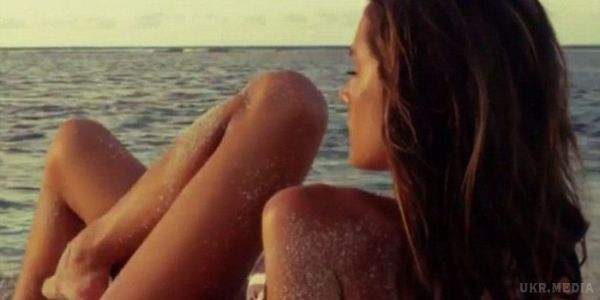 Бразильська модель особисто прорекламувала свої купальники (фото). Бразильська супермодель і прекрасний ангел Victoria's Secret  Алессандра Амбросіо знялась в  еротичному фотосеті.  