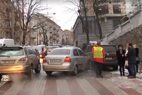 Мертвий водій «влаштував» ДТП в Києві. У 45-річного водія зупинилося серце.
