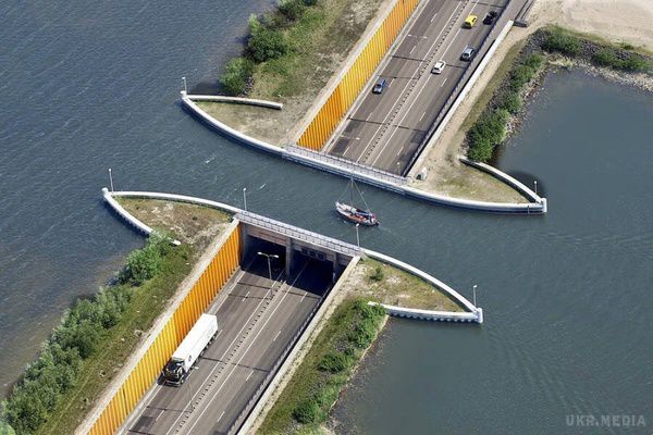 У Голландії побудували водний міст, що ламає всі закони фізики (фото). У світі стільки всього дивного, що деколи очі просто розбігаються. 