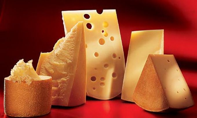 Надмірне вживання твердого сиру шкодить здоров'ю - фахівці. Вчені рекомендують замінити продукти з високим вмістом основних насичених жирних кислот ненасиченими жирами. 