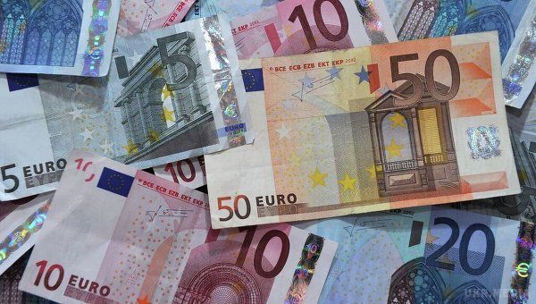 У київському кафе у іноземки витягли 20 тисяч євро. На місці події правоохоронці з'ясували, що поки дівчина снідала з чоловіком, з кишені її верхнього одягу, яка висіла без нагляду, невідомий чоловік викрав близько двадцяти тисяч євро.