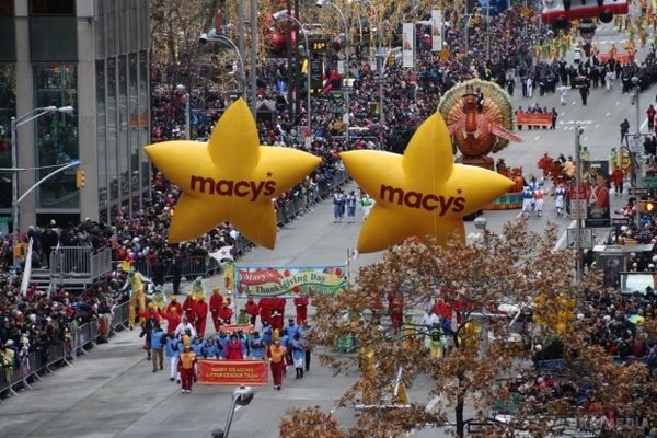 Нью-Йорк захопили гігантські надувні іграшки (фото). У Великому Яблуці пройшов парад до Дня подяки.