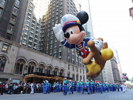 Нью-Йорк захопили гігантські надувні іграшки (фото). У Великому Яблуці пройшов парад до Дня подяки.