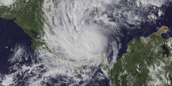 У країнах Центральної Америки вирує ураган "Отто". Ураган "Отто" обрушився на країни Центральної Америки - Нікарагуа, Коста-Ріка і Сальвадор.