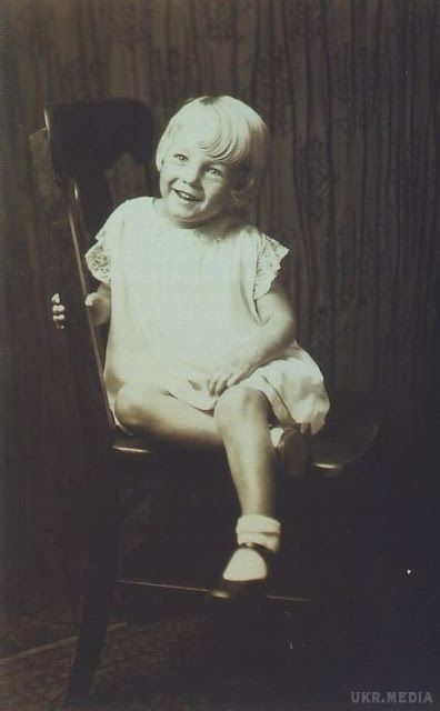 Якою була Норма Джин поки не стала Мерилін Монро (фото). Мерилін Монро народилася як Норма Джин Бейкер Мортенсон 1 червня 1926 року в Лос-Анджелесі.