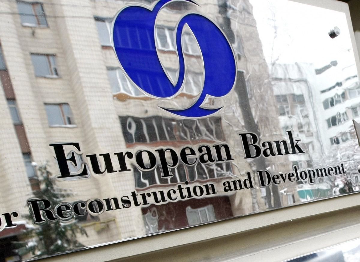 ЄБРР та Україна домовилися про співпрацю в трансформації "Ощадбанку". Підписаний меморандум не означає приватизації "Ощадбанку" або продажу його іноземним інвесторам, мова йде про модернізацію держбанку.
