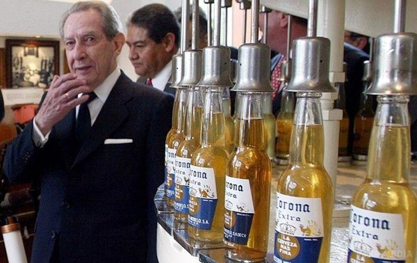 Творець пива Corona заповів по $2,6 млн жителям рідного села. Земляки мільярдера отримають від нього в спадок 210 мільйонів доларів.