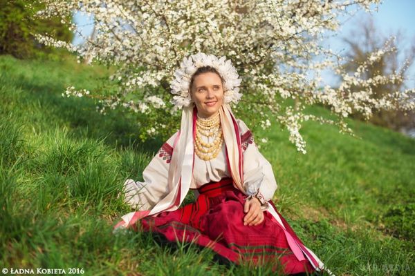 Сучасна українська етно-фотографія: колоритно, соковито, яскраво. Автентичні костюми, чудова природа, невигадливі, але щирі емоції моделей – все продумано до дрібниць. Замальовки яскраві та свіжі, вони розкривають красу і різноманіття української народної культури.