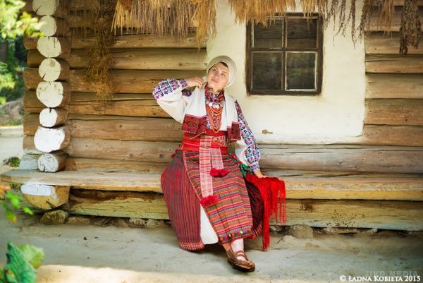 Сучасна українська етно-фотографія: колоритно, соковито, яскраво. Автентичні костюми, чудова природа, невигадливі, але щирі емоції моделей – все продумано до дрібниць. Замальовки яскраві та свіжі, вони розкривають красу і різноманіття української народної культури.