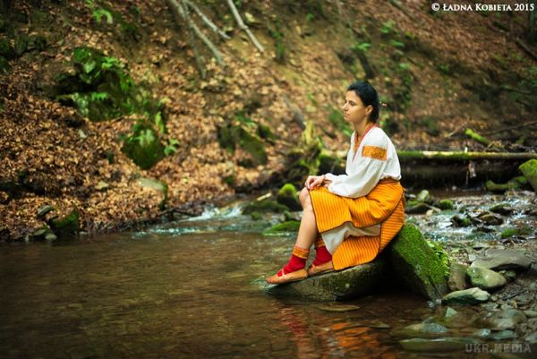 Сучасна українська етно-фотографія: колоритно, соковито, яскраво. Автентичні костюми, чудова природа, невигадливі, але щирі емоції моделей – все продумано до дрібниць. Замальовки яскраві та свіжі, вони розкривають красу і різноманіття української народної культури.