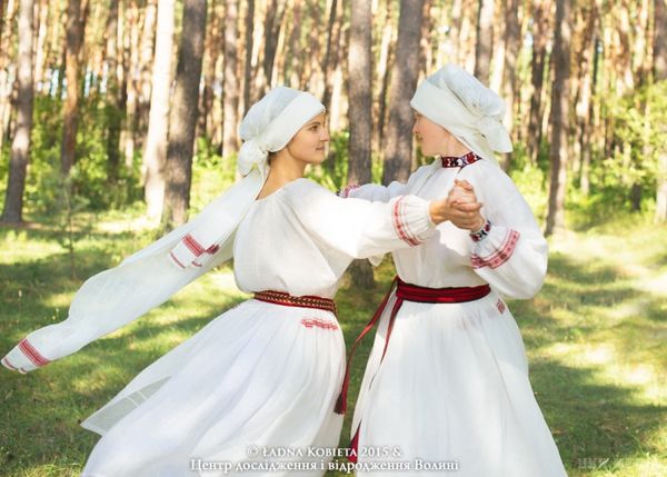 Сучасна українська етно-фотографія: колоритно, соковито, яскраво. Автентичні костюми, чудова природа, невигадливі, але щирі емоції моделей – все продумано до дрібниць. Замальовки яскраві та свіжі, вони розкривають красу і різноманіття української народної культури.